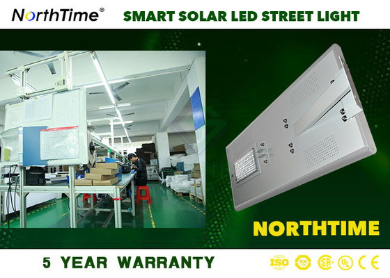 Cina 115LM / W Integrated Solar Street Light Konversi 95% dari Pengontrol MTTP pabrik